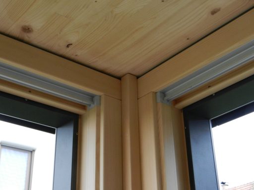 Eckverbindung von zwei Holzfensterrahmen mit sichtbaren Holzmaserungen.
